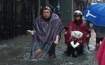 Nhiều trường ở Hà Nội cho học sinh ngủ lại do mưa lớn, đường phố ngập sâu