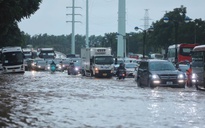 Hà Nội nhiều điểm ngập sâu do mưa lớn, giao thông ùn tắc
