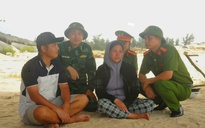 Vụ tàu cá TP HCM bị chìm: Những ánh mắt thẫn thờ hướng ra biển Cửa Việt