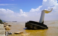 Những bàn tay "khổng lồ" ở bãi biển Thanh Hóa bị sóng đánh nghiêng ngả