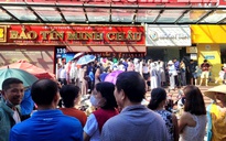 Nghẹt thở trước tiệm vàng, hàng trăm người xếp hàng chờ mua khi giá vàng lên đỉnh lịch sử