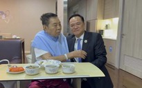 Hình ảnh tân thủ tướng Thái Lan quỳ gối bên cha sau khi đắc cử