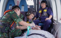 Cận cảnh di chuyển cấp cứu ngư dân nguy kịch bằng trực thăng