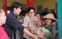 NSƯT Vũ Luân, ca sĩ Phạm Anh Tuấn trao quà cho bà con nghèo Mùa Vu Lan