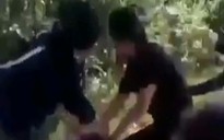 Clip nữ sinh bị nhóm bạn dùng mũ bảo hiểm, tay chân đánh liên tiếp vào đầu, mặt