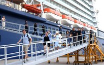 Bí thư Quảng Ninh ra cảng đón hơn 3.000 khách du lịch tàu biển "xông đất" đầu năm
