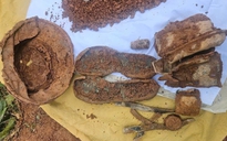 Xúc động hình ảnh di vật vừa được tìm thấy cùng 2 hài cốt liệt sĩ