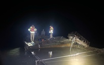 Cảnh sát bắt quả tang người phụ nữ lén lút khai thác cát trong đêm trên sông Nhật Lệ