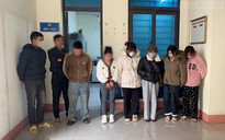 Bắt quả tang 4 cặp nam nữ đang mua bán dâm tại tư gia "má mì"