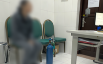 Bác sĩ bất ngờ khi nữ sinh mang bình khí cười đi khám tâm thần