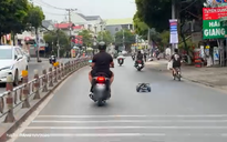 Người đàn ông vừa lái xe máy, vừa điều khiển xe mô hình “đại náo” đường phố Đồng Nai