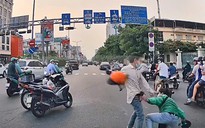 Hai người đàn ông đánh nhau giữa đường ở TPHCM đã đến trụ sở công an