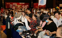 CLIP: Khách hàng tấp nập mua sắm hàng hiệu giảm giá đến 80% ở Cần Thơ