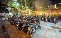 Hàng loạt quán ở TPHCM bị CSGT xử phạt do để xe lấn chiếm vỉa hè