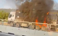 Cháy xe tải trên tuyến cao tốc Cam Lâm – Vĩnh Hảo, giao thông ùn ứ
