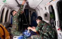 Chuyến bay đưa ngư dân nguy kịch từ đảo về đất liền cấp cứu