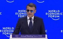 Tổng thống Pháp đeo kính mát, đáp trả Mỹ tại Davos