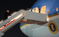 Máy bay chở Tổng thống Donald Trump gặp sự cố, quay trở lại căn cứ