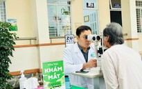 Hình ảnh chăm sóc mắt miễn phí cho người cao tuổi tại một phường ở TPHCM