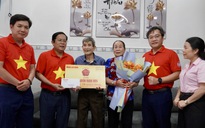 Báo Người Lao Động thăm, tặng quà cựu tù chính trị tại Côn Đảo