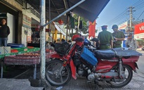 CSGT TPHCM ra quân xử phạt hành vi lấn chiếm vỉa hè, lòng đường ở phường Thuận Giao