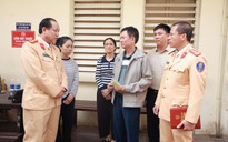 Thăm hỏi thượng úy CSGT bị xe máy chở 3 người tông bị thương khi làm nhiệm vụ