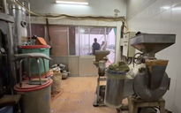 CLIP: Bên trong xưởng chế biến "thuốc đông y" Công an TPHCM vừa triệt phá