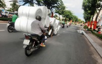 Xe máy "làm xiếc" đẩy xích lô