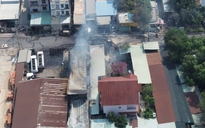 Vụ cháy xe bồn chở xăng ở TPHCM: Lan sang 1 xưởng