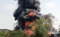 Cháy lớn xưởng pallet nhựa ở TPHCM