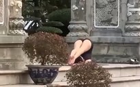 Cô gái mặc hở hang tập Yoga phản cảm ở chùa Linh Ứng