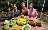 Du khách nước ngoài thích thú trải nghiệm nấu món miền Tây ở Cần Thơ