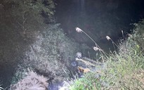 Xe bán tải lao xuống suối sâu lật ngửa, 2 người tử vong, 2 người bị thương
