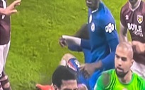 Cận cảnh cầu thủ West Ham “bóp cổ” đối thủ phía Chelsea