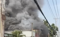 Cháy nhà dân ở TPHCM, khói đen bao trùm một khu vực
