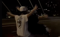 Thêm clip buông hai tay khi chạy xe máy qua cầu Ba Son, TPHCM