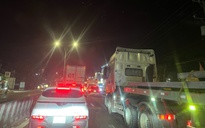 Lượng xe đổ về TPHCM quá đông, ngã tư Đồng Tâm ở Đồng Tháp ùn ứ nghiêm trọng