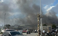 Hiện trường cháy cửa hàng vật liệu xây dựng tại Đà Nẵng, cột khói cao hàng chục mét