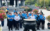 Đoàn công tác Cụm thi đua các LĐLĐ thành phố trực thuộc Trung ương dâng hương tri ân tại Côn Đảo