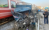 Xe tải vượt đường dân sinh tự mở bị tàu hỏa tông bay xuống vệ đường