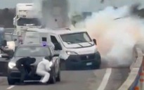 “Dựng rào lửa” phong tỏa quốc lộ rồi nổ súng cướp xe chở tiền ở Ý