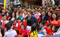 Thủ tướng dự lễ khởi công trường liên cấp, tặng quà công nhân ở Thanh Hóa