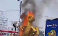 VIDEO: Linh vật ngựa bất ngờ bốc cháy tại quảng trường đông người