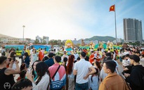 Đổ xô check-in linh vật ngựa “mặt cộc” gây bão mạng ở phố biển Quy Nhơn