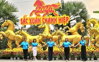 Dàn linh vật ngựa mang thông điệp "mã đáo thành công" tại phường Chánh Hiệp, TP HCM