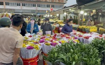 Hoa Tết ùn ùn đổ về chợ đầu mối, hoa hồng Valentine ế nhệ