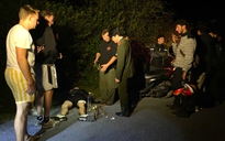 Du khách Bỉ ngã xe giữa đêm, Công an xã hỗ trợ kịp thời sơ cứu