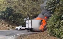 Xe tải bốc cháy ngùn ngụt trên đèo Khánh Lê
