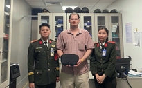 Công an Huế trả lại túi xách chứa Iphone và tiền mặt bị thất lạc cho du khách người Úc