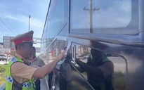Lái xe khách 36 chỗ bằng giấy phép hạng D2 trên đường cao tốc, tài xế bị phạt nặng